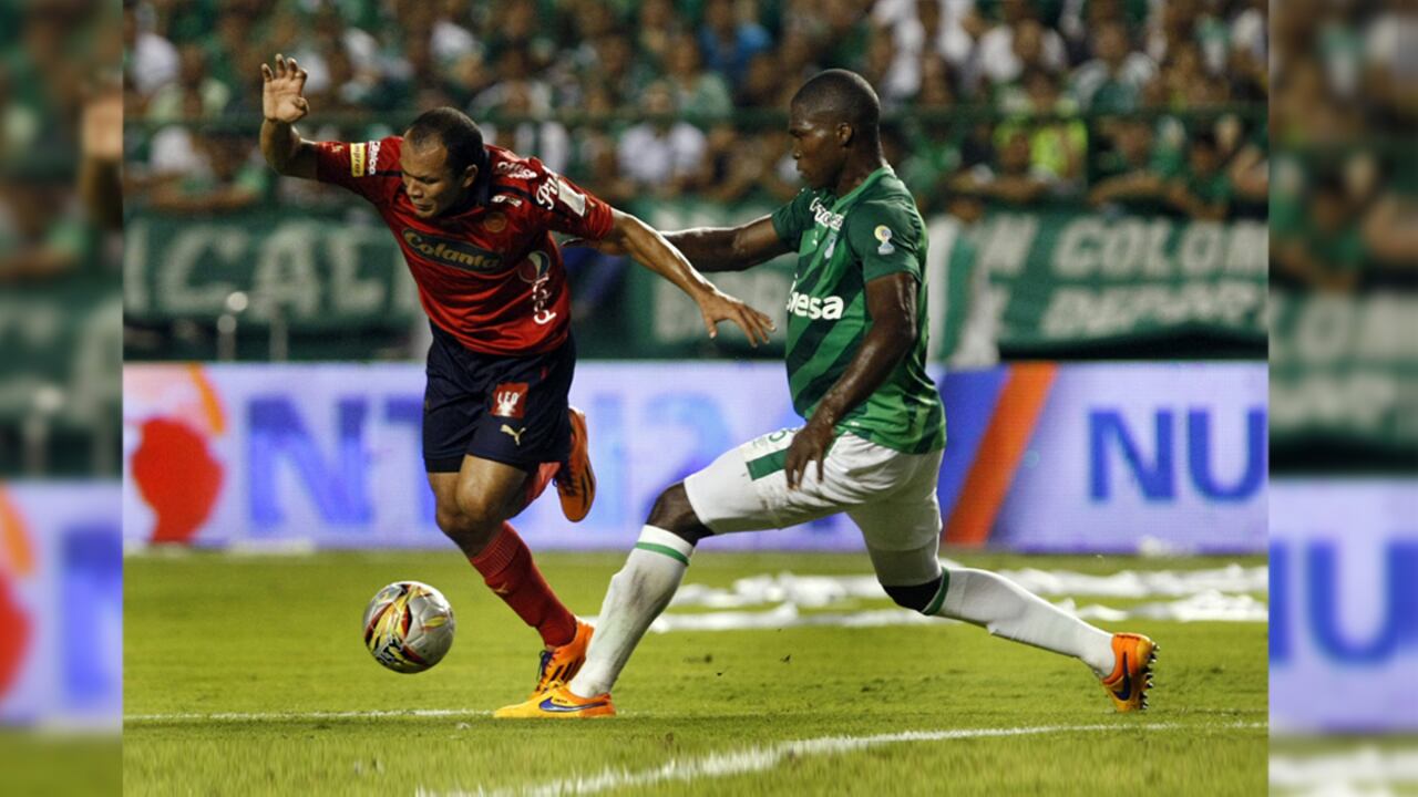 El jugador del Deportivo Cali Germán Mera (d) marca a Juan David Pérez (i), del Independiente Medellín.