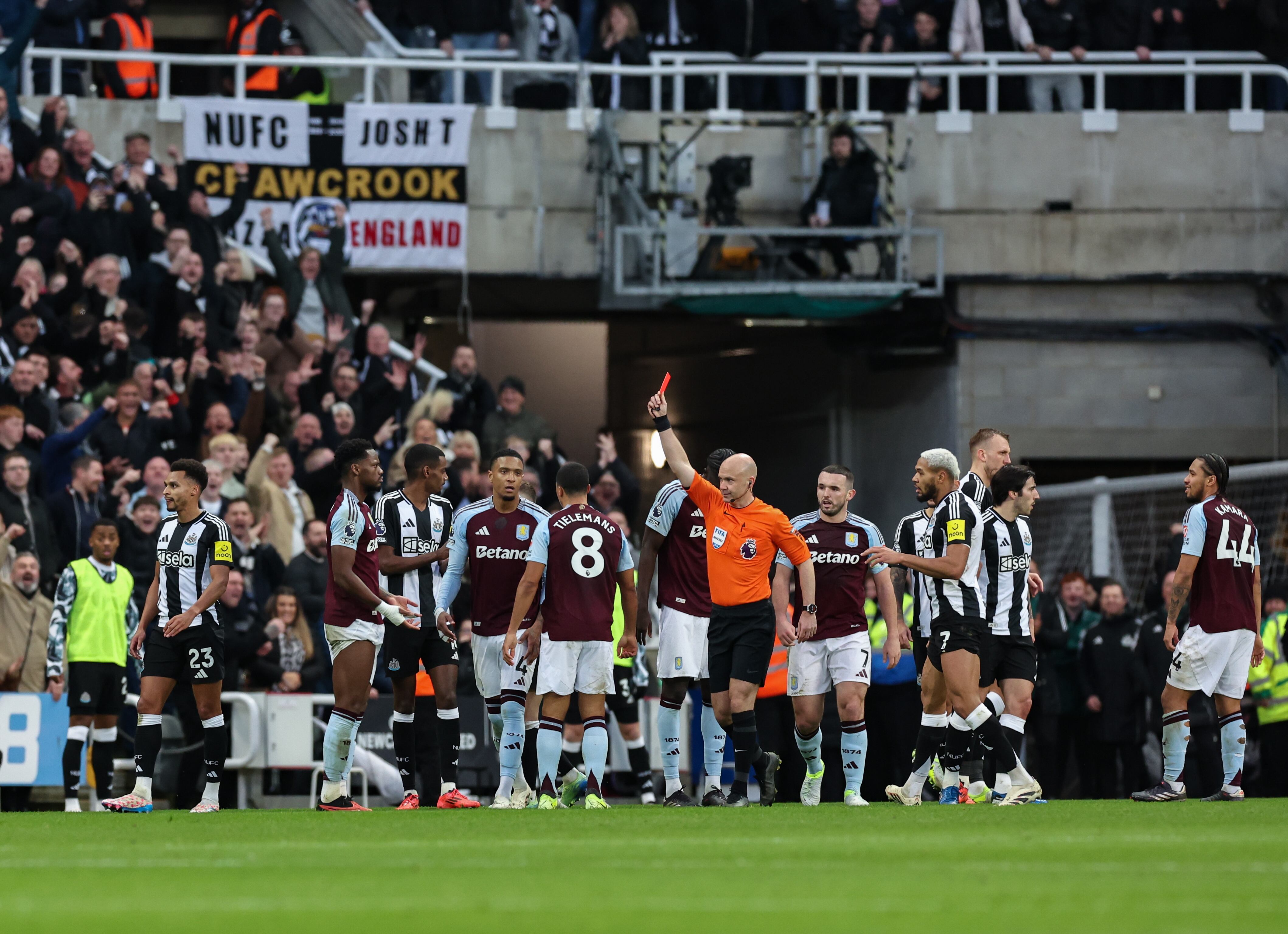 El árbitro Anthony Taylor le muestra a Jhon Durán del Aston Villa (9) una tarjeta roja durante el partido de la Premier League entre el Newcastle United FC y el Aston Villa FC en St James' Park el 26 de diciembre de 2024 en Newcastle upon Tyne, Inglaterra.