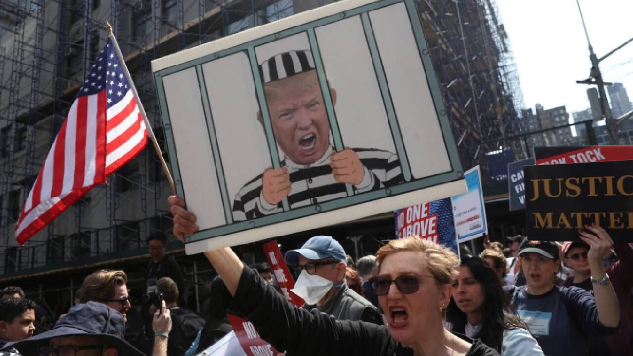 La policía ha intervenido entre los manifestantes a favor y en contra de Trump en frente del tribunal penal.