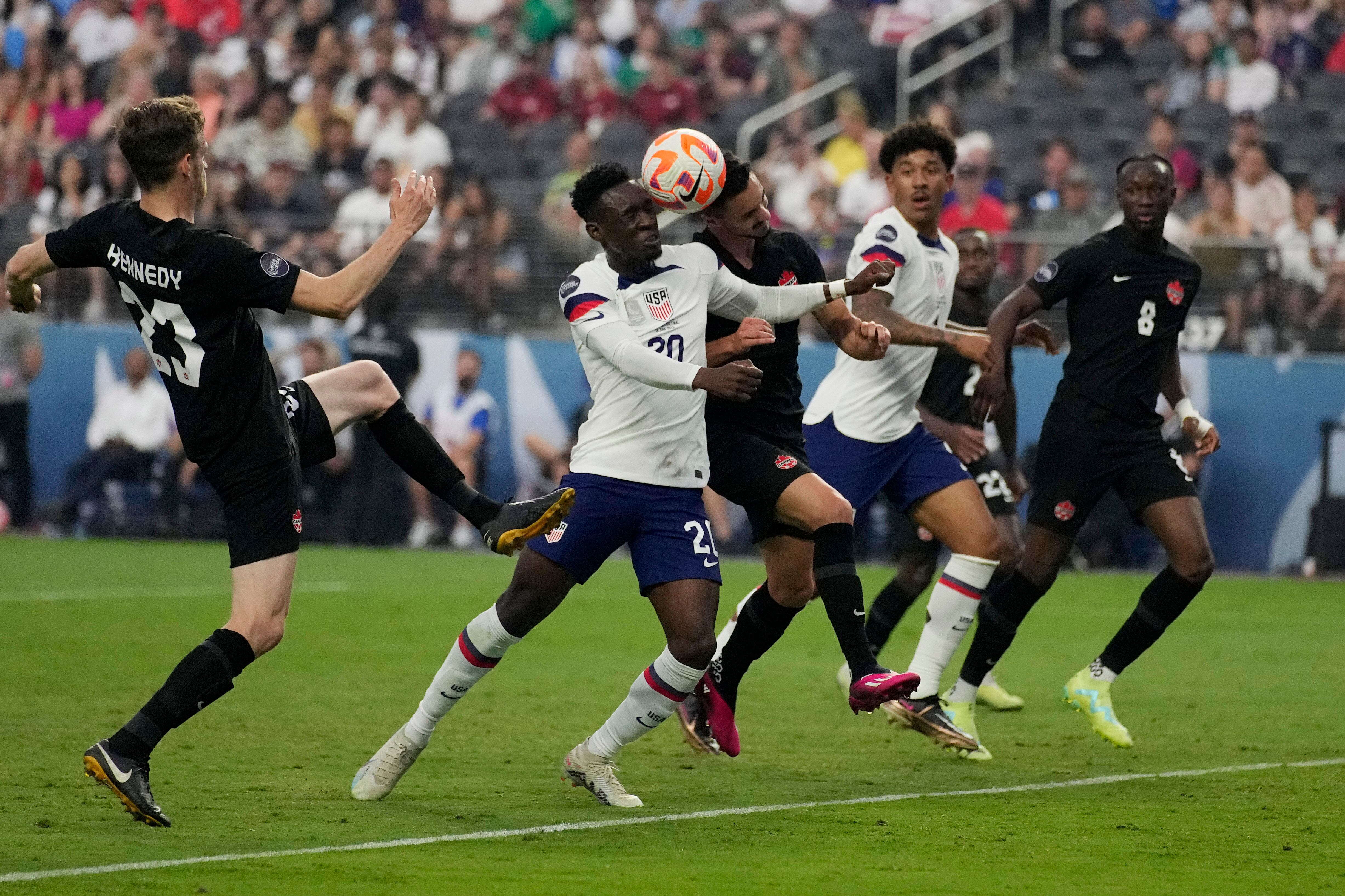 Folarin Balogun de los Estados Unidos, centro izquierda, y Stephen Eustaquio, de Canadá, centro derecha, luchan por el balón durante la primera mitad de un partido final de la Liga de Naciones CONCACAF el domingo 18 de junio de 2023 en Las Vegas. (Foto AP/John Locher)