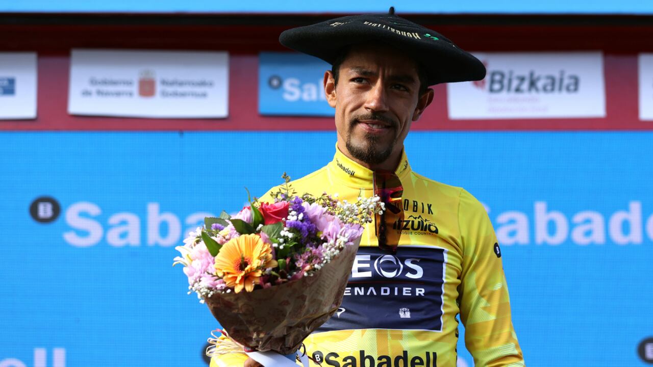 El ciclista colombiano se alzó en el País Vasco, tras emocionante final en la última etapa.