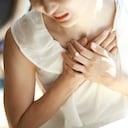 Los síntomas de un ataque cardíaco en una mujer suelen ser diferentes a los de los hombres.