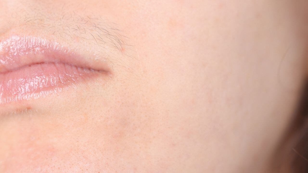 Esta es la manera ideal para depilarse el bigote y que no le salgan manchas