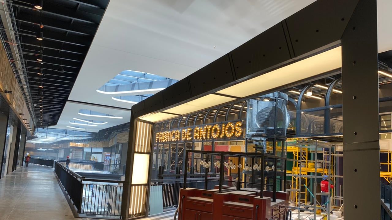 Zona de restaurantes del nuevo centro comercial Nuestro Bogotá que entrará en operación a comienzos de mayo