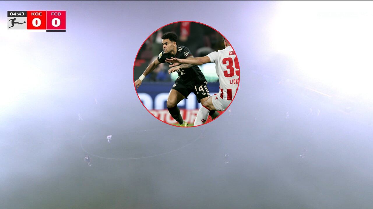 Luis Díaz tuvo que aguardar por varios minutos para que se reanudase el juego de Bundesliga