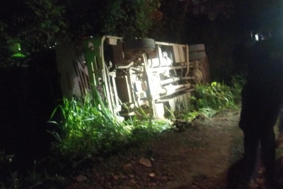 Bus se volcó con 27 pasajeros