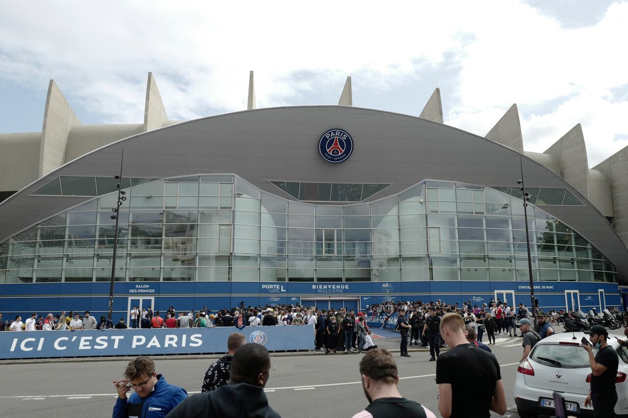 Hinchas del PSG esperando a Messi.