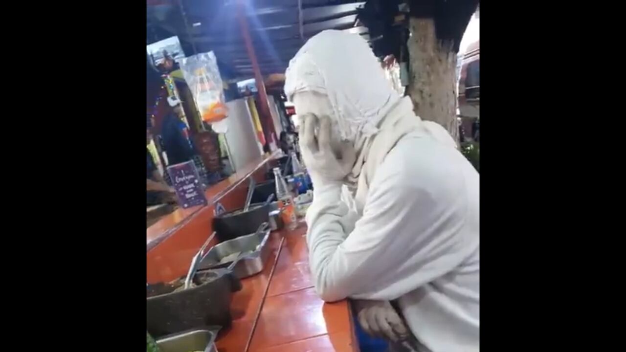 El hombre de blanco se ha viralizado en redes sociales y demás plataformas digitales.