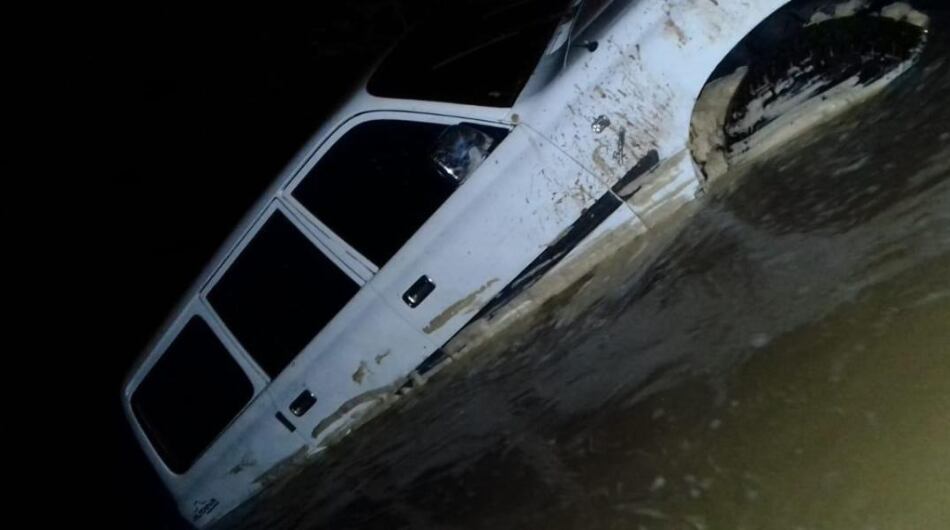 Camioneta donde murieron las cinco personas.