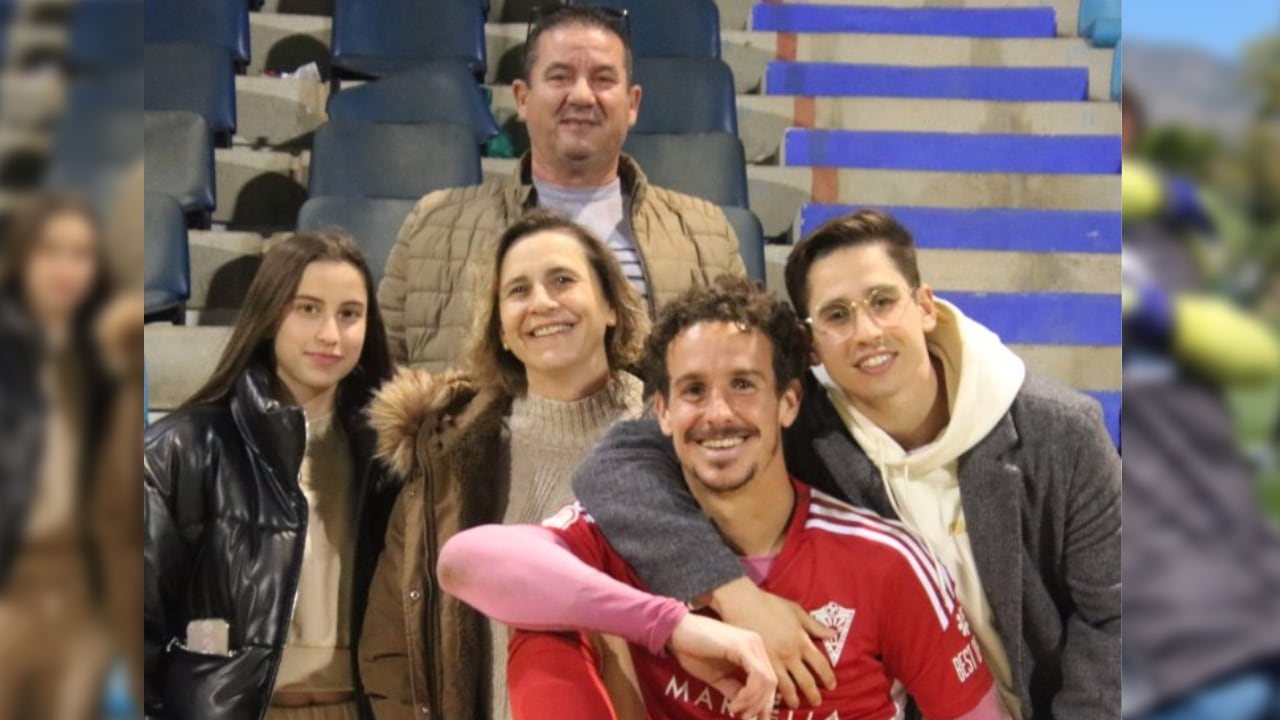 Alberto junto a su familia y su pareja