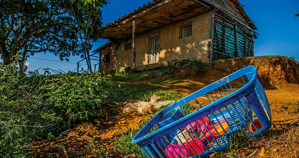     La familia Prada Castro perdió a dos de sus integrantes y uno más, Félix, se debate entre la vida y la muerte en un hospital de Saravena. 