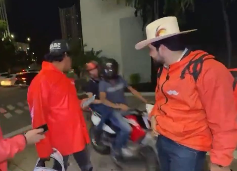 Una moto con dos personas a bordo llegan al lugar d elos hechos y uno de ellos dispara contra el influencer