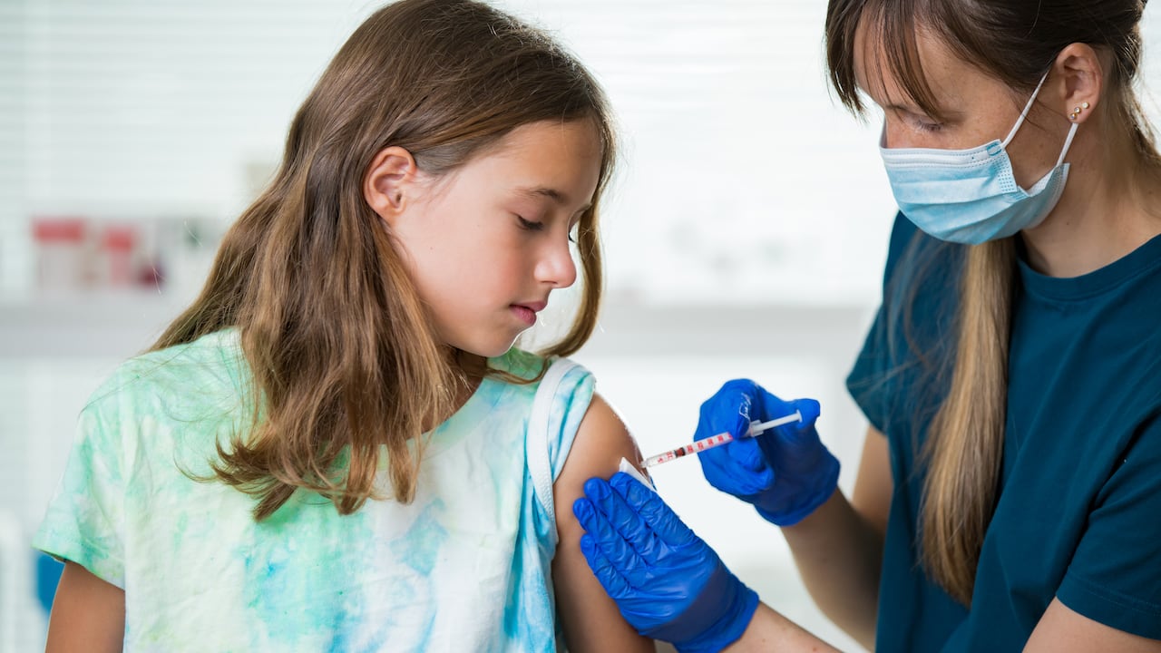 La vacuna contra el VPH se aplica a niños, niñas y adolescentes de entre 9 y 17 años, y protege contra varios tipos de cáncer, como el de cuello uterino, orofaringe, pene, ano, vulva y vagina.