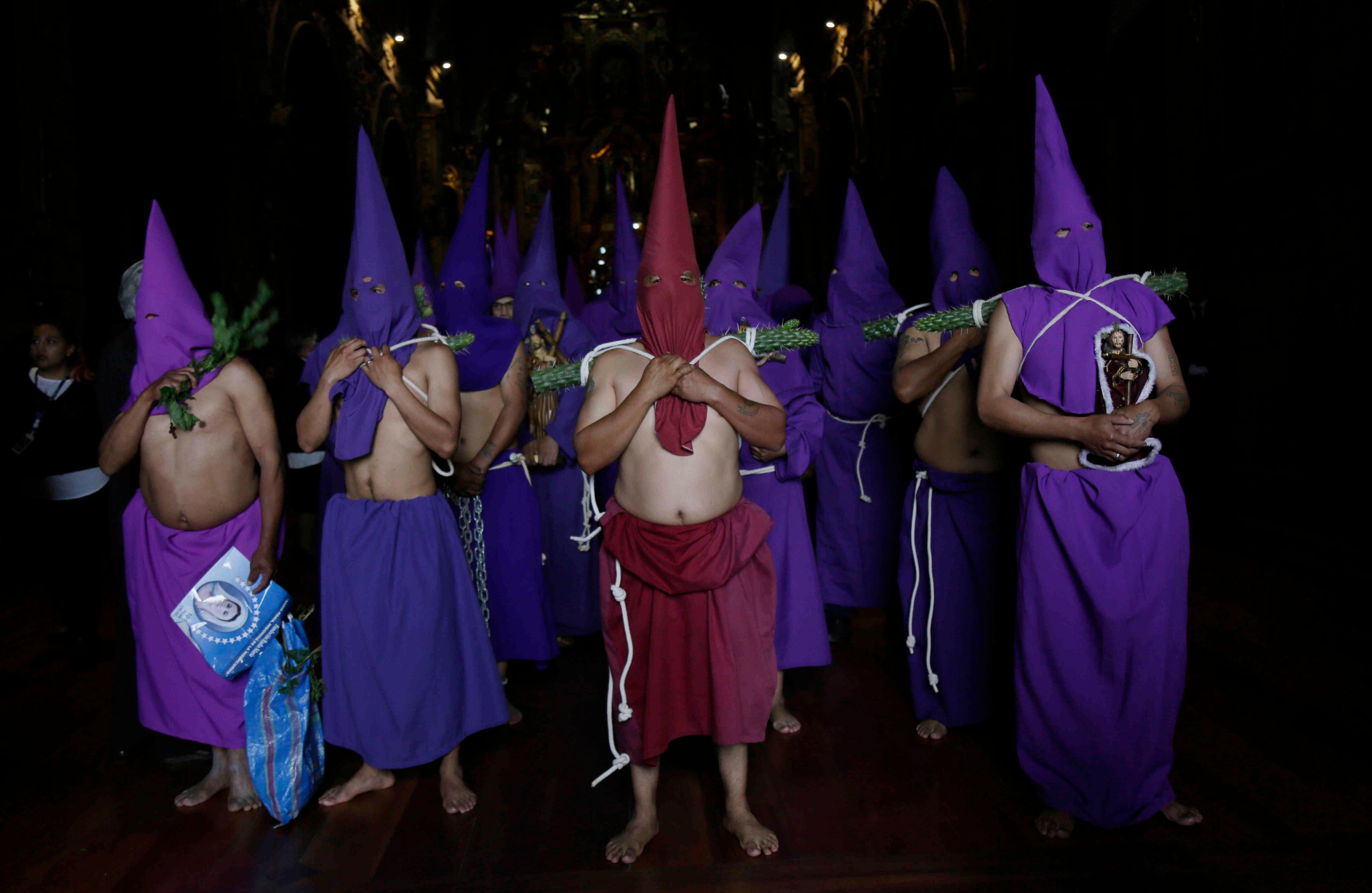 Penitentes encapuchados y descalzos salen de la iglesia de San Francisco durante la procesión de Jesús del Gran Poder el Viernes Santo en Quito, Ecuador. Cristianos de todo el mundo asisten a crucifixiones simuladas y juegos de pasiones que marcan el día en que se crucificó a Jesús. (Foto AP / Dolores Ochoa)