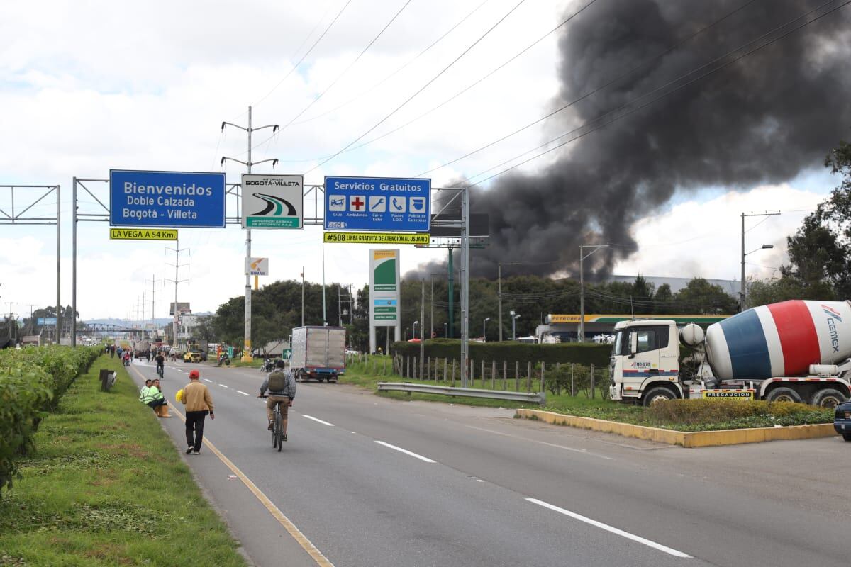 Incendio en bodega de colchones en la calle 80 - Puente de guaduas