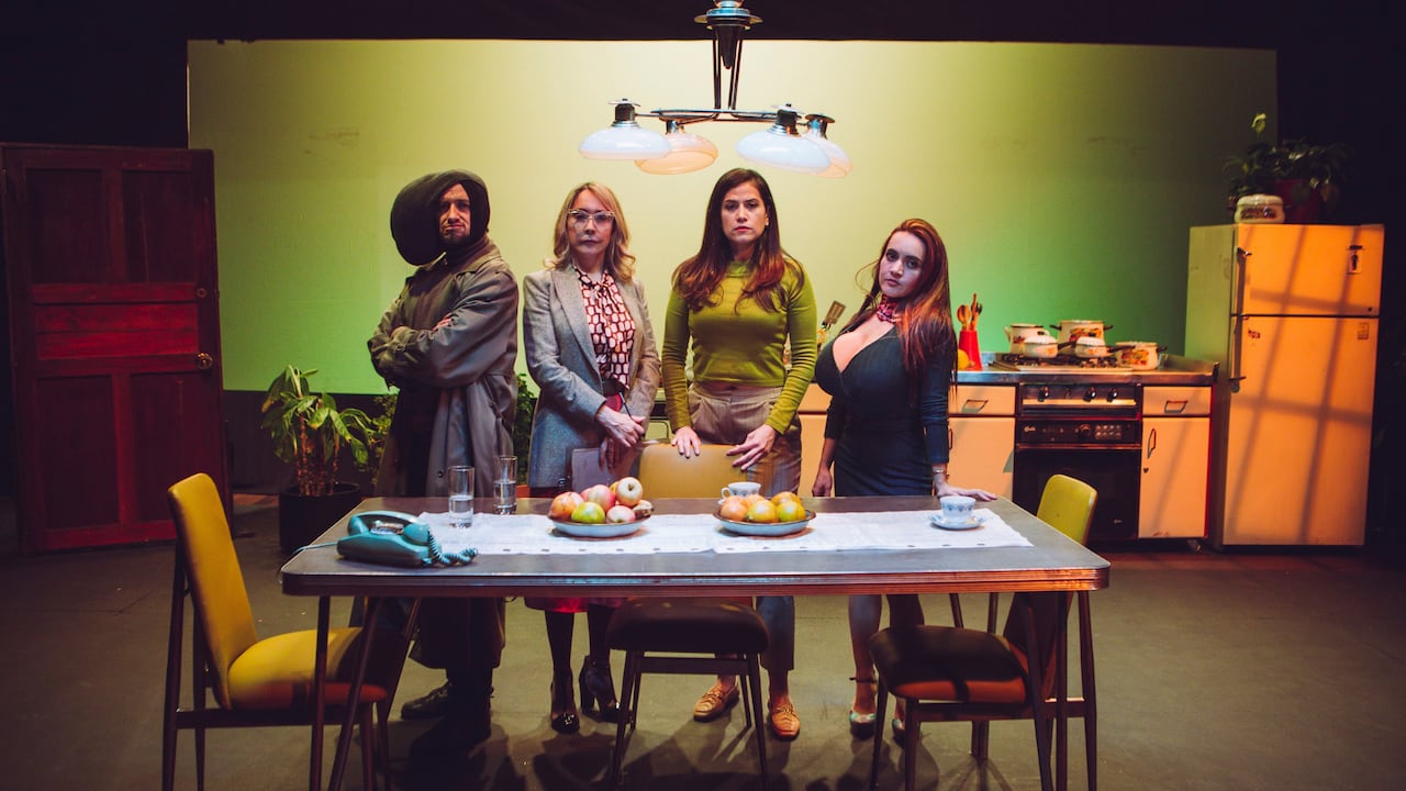 Marcela Valencia, Liliana Escobar, Juanita Cetina, Mauro Santos, Javier Riveros, Bernardo García, Jacques Toukhmanian, Cristina Umaña y Santiago Gómez conforman el elenco de esta producción.