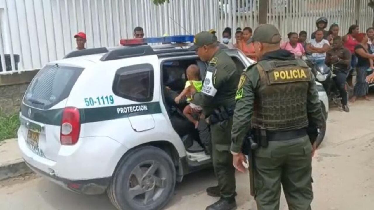 Policía de Cartagena rescata a tres niños abandonados.
