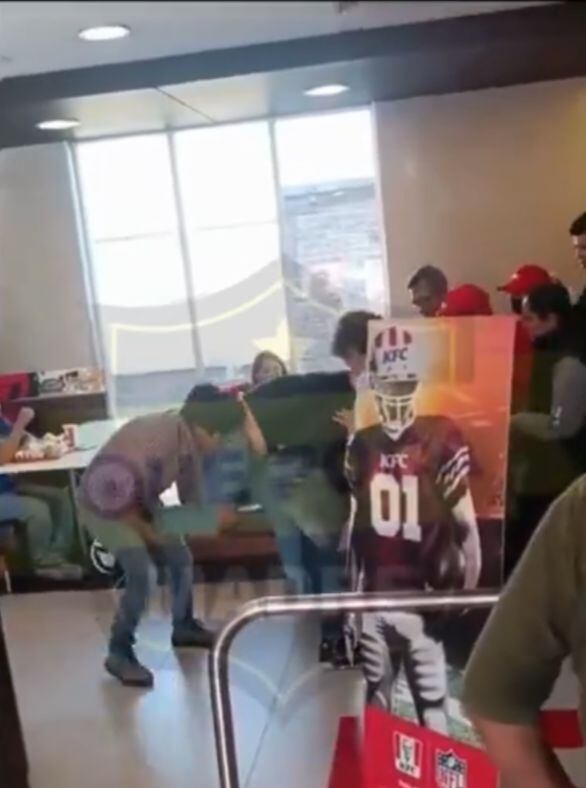 Los familiares del agresor tuvieron que detenerlo para que no hiriera a los empleados