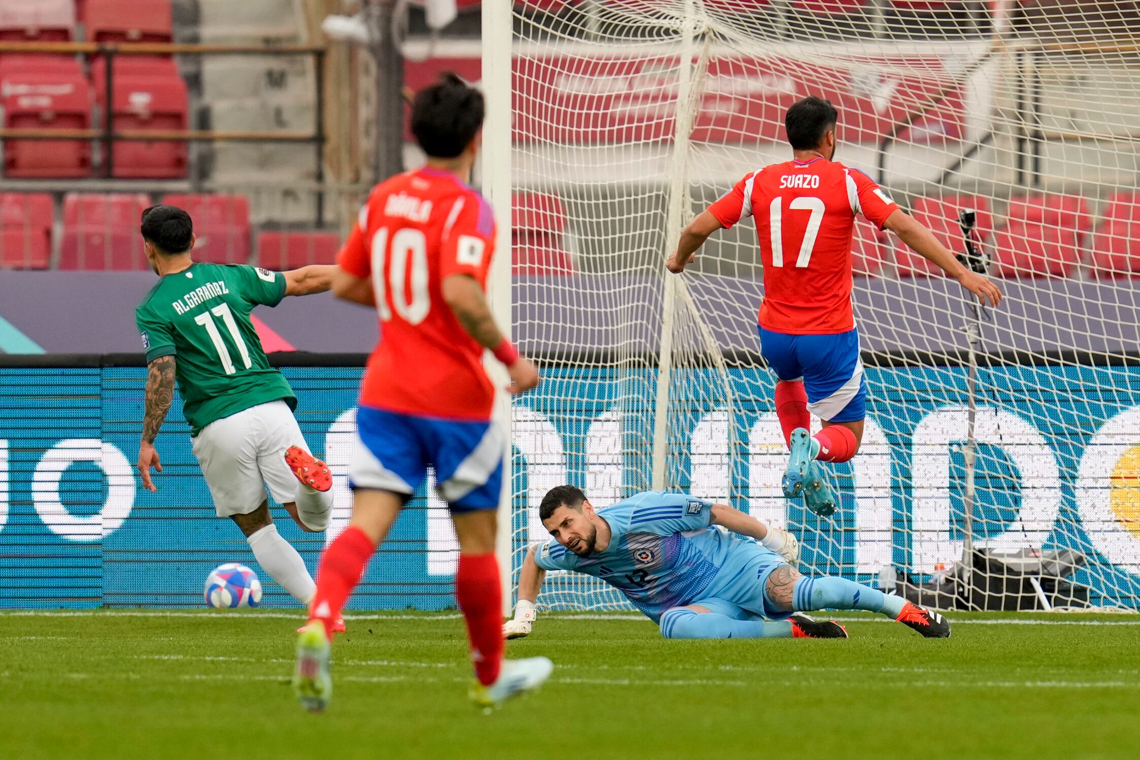 El boliviano Carmelo Algaranaz, a la izquierda, celebra el primer gol de su equipo contra Chile durante un partido de clasificación para la Copa Mundial de la FIFA 2026 en el Estadio Nacional en Santiago, Chile, el martes 10 de septiembre de 2024. (Foto AP/Esteban Félix)
