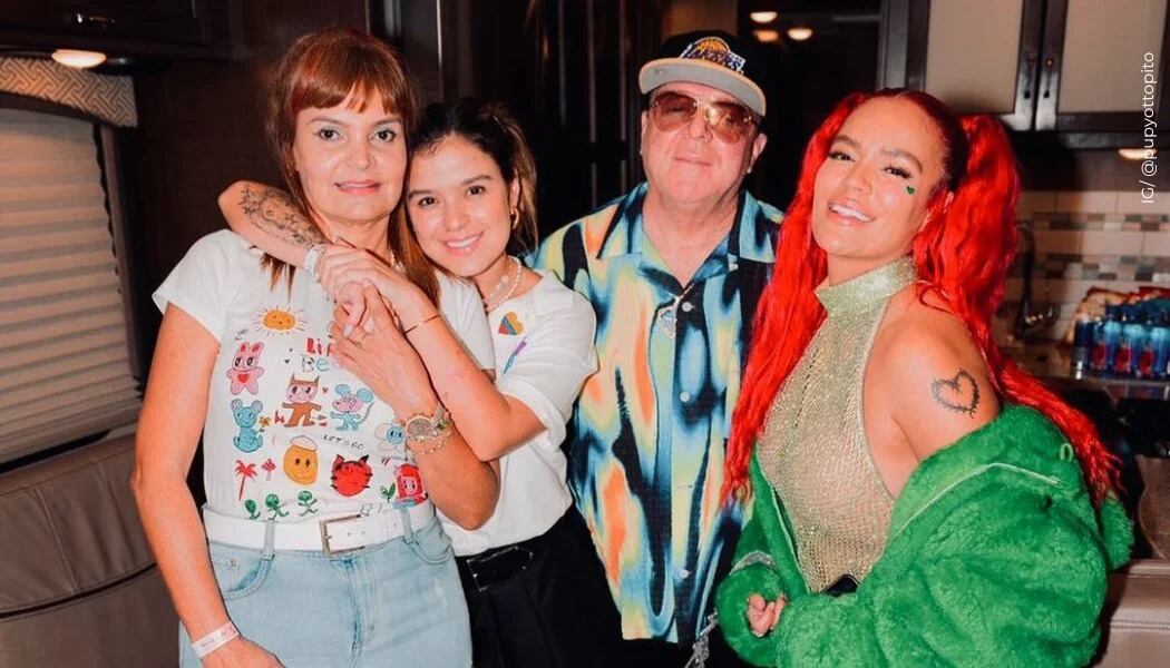 Karol G con una de sus hermanas y sus padres. Foto: Instagram @pupyottopito.