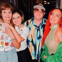 Karol G con una de sus hermanas y sus padres. Foto: Instagram @pupyottopito.