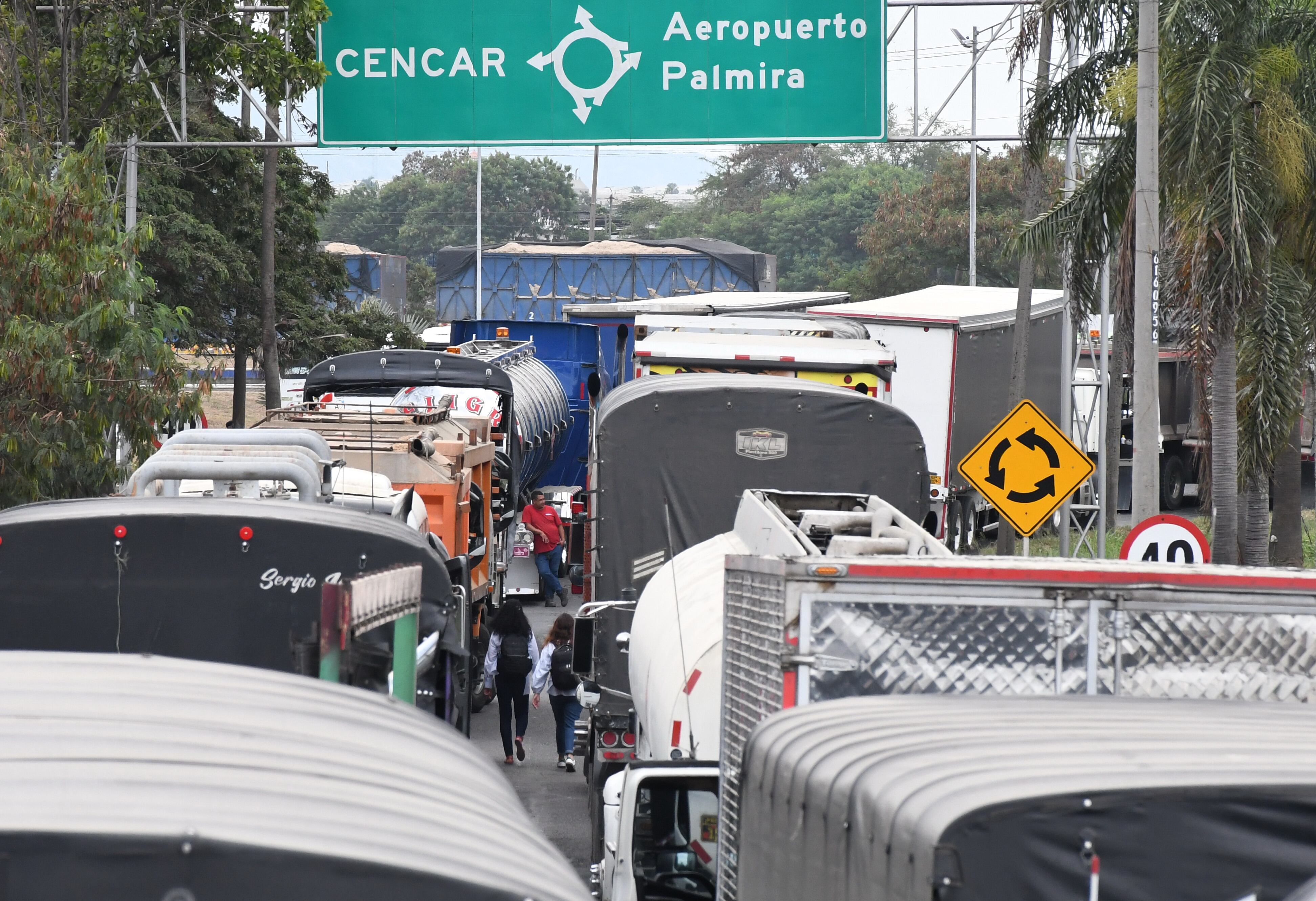Paro camionero en los diferentes ingresos a Cali.( Puente del Comercio, Juanchito y Céncar.)fotos José Guzmán)