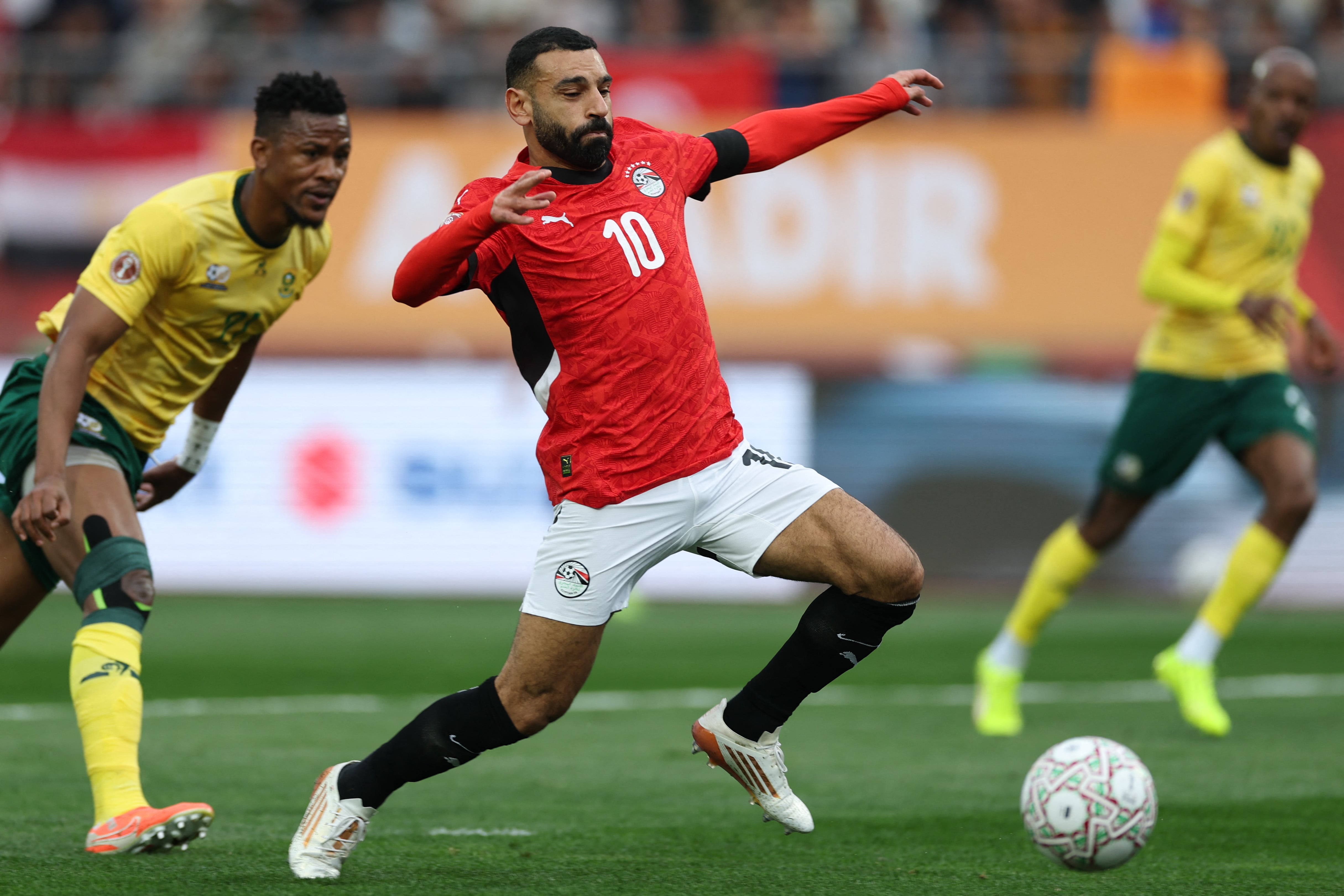 El delantero egipcio número 10, Mohamed Salah, se estira para alcanzar el balón durante el partido del Grupo B de la Copa Africana de Naciones (CAN) entre Egipto y Sudáfrica en el Estadio Adrar de Agadir, el 26 de diciembre de 2025. (Foto: FRANCK FIFE / AFP)