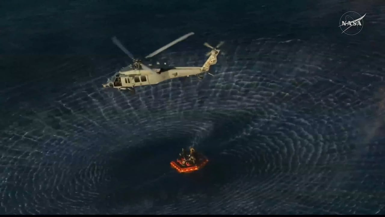 Los astroautas son llevados en helicóptero al buque USS John P. Murtha.