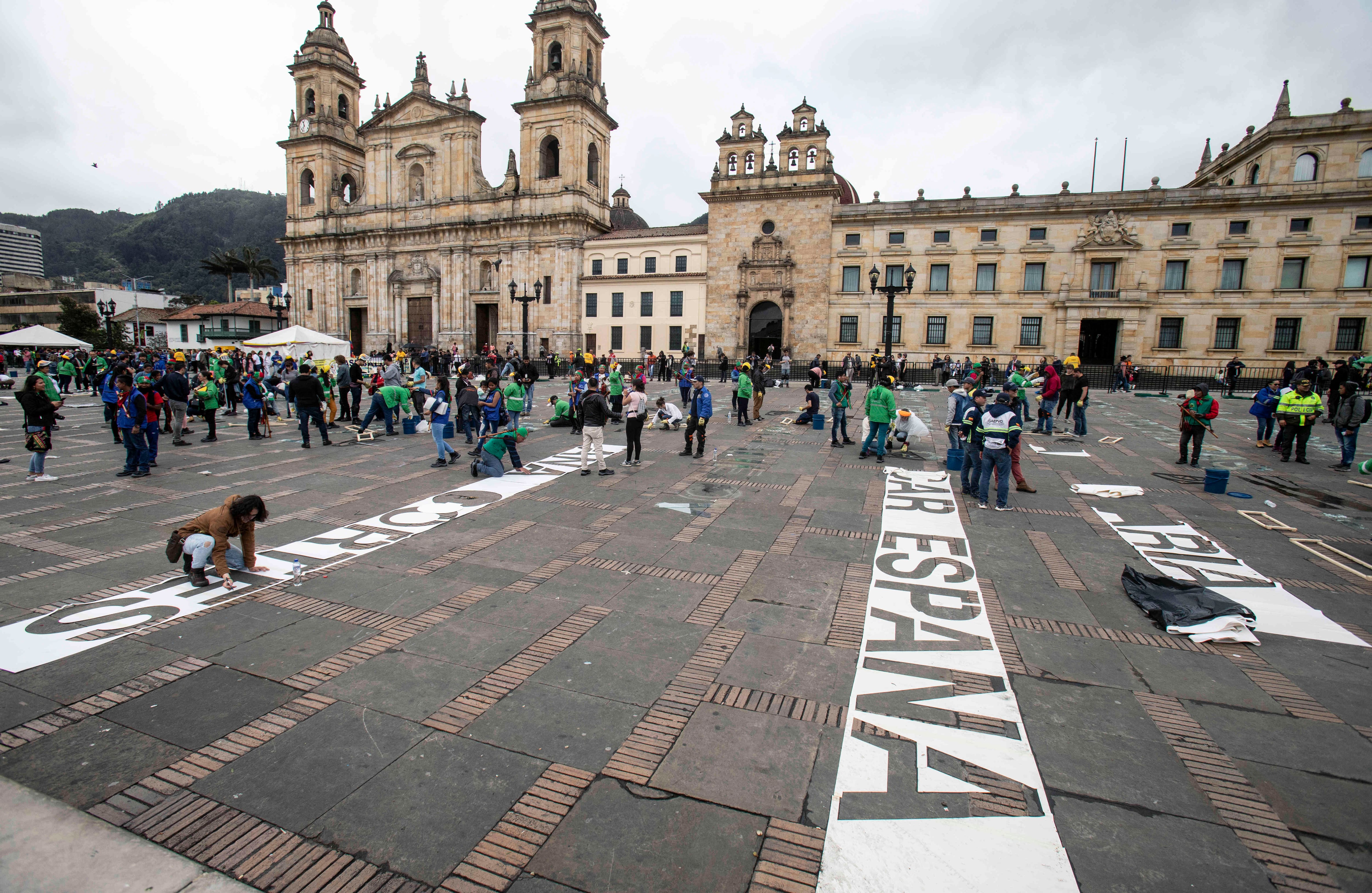 La jornada convocó a varios líderes de distintas regiones del país y a más de 300 voluntarios que asistieron desde tempranas horas a la Plaza con el objetivo de solidarizarse con las familias que han perdido un ser querido. Foto: Diana Rey Melo