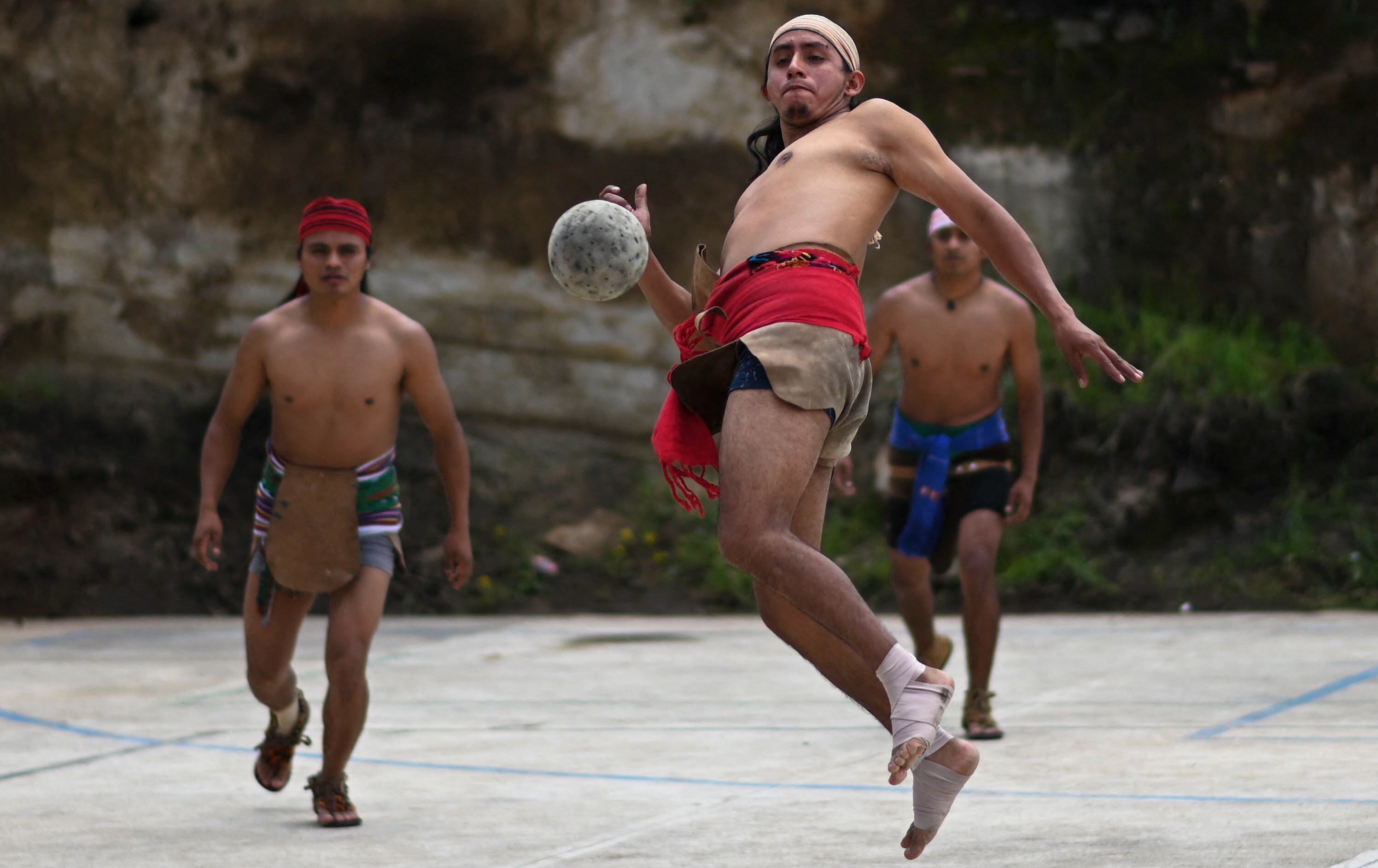 Un indígena juega al juego de pelota maya en el viallage de Xesampual en Santa Lucía Utatlán, Guatemala, el 20 de junio de 2021. - Un total de 11 equipos, entre ellos uno de mujeres, participaron en un torneo conmemorativo del solsticio y en preparación para el torneo mesoamericano. Foto de Johan Ordonez / AFP