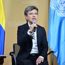 Alcaldesa Claudia López recibiendo el informe de relatoría sobre lo ocurrido en Bogotá en septiembre de 2020.