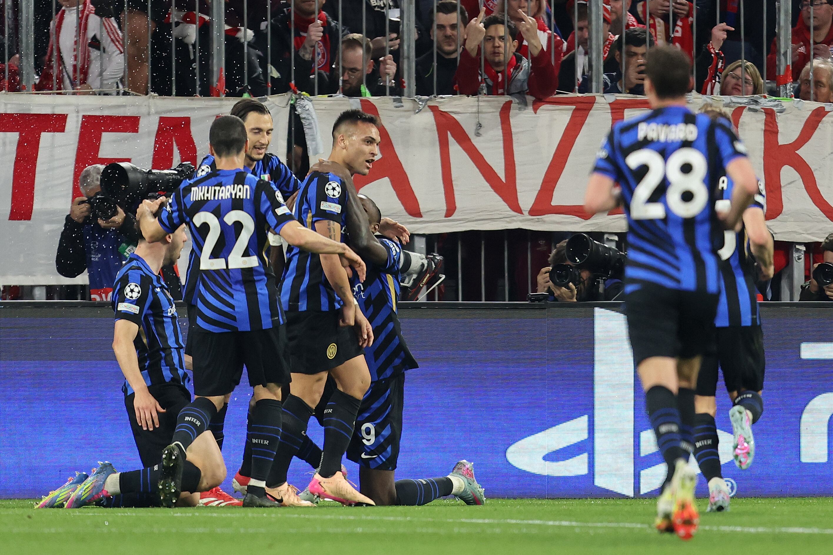 El delantero argentino #10 del Inter de Milán, Lautaro Martínez (C), celebra el primer gol con sus compañeros de equipo.