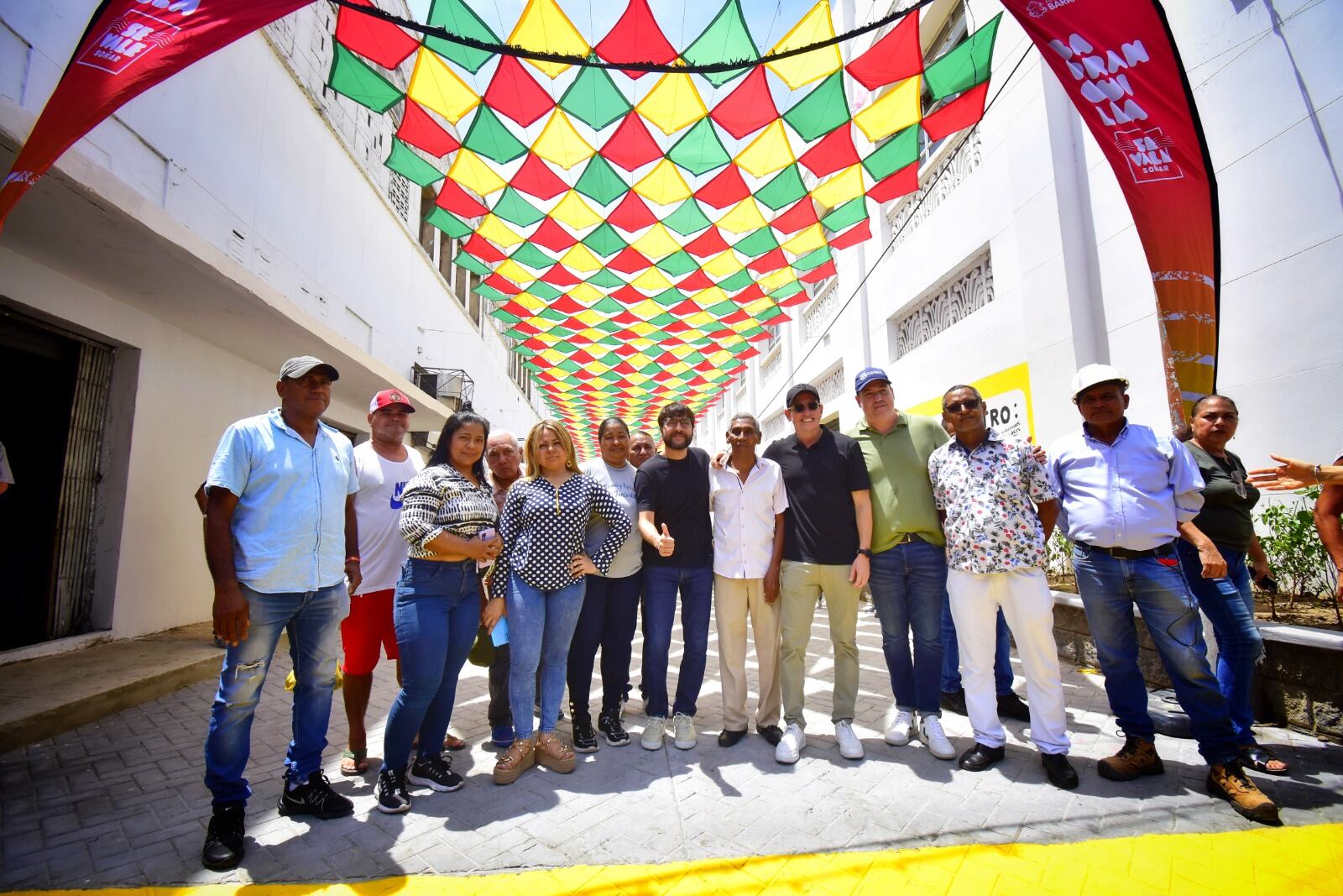 En el lugar hay comercio y restaurantes de comida tradicional