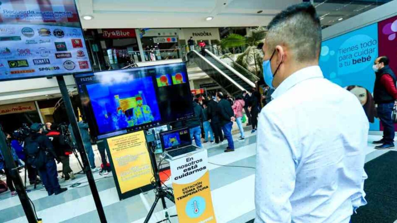 Los centros comerciales autorizados deben contar con tecnología para detectar la temperatura de los visitantes y que se cumpla el aforo permitido. Foto: Alcaldía de Bogotá