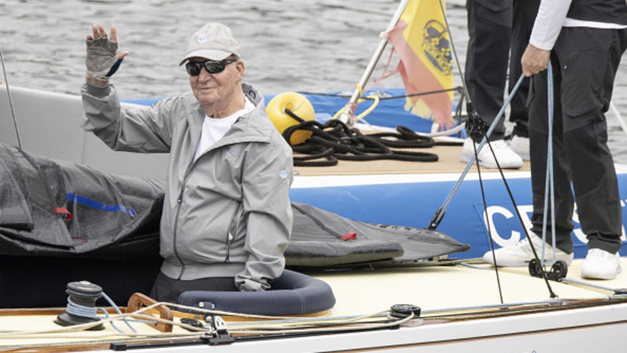 El rey exhibe su nueva imagen a bordo del Bribón, el barco en el que suele concursar en las regatas, en Sanxenxo, Galicia.