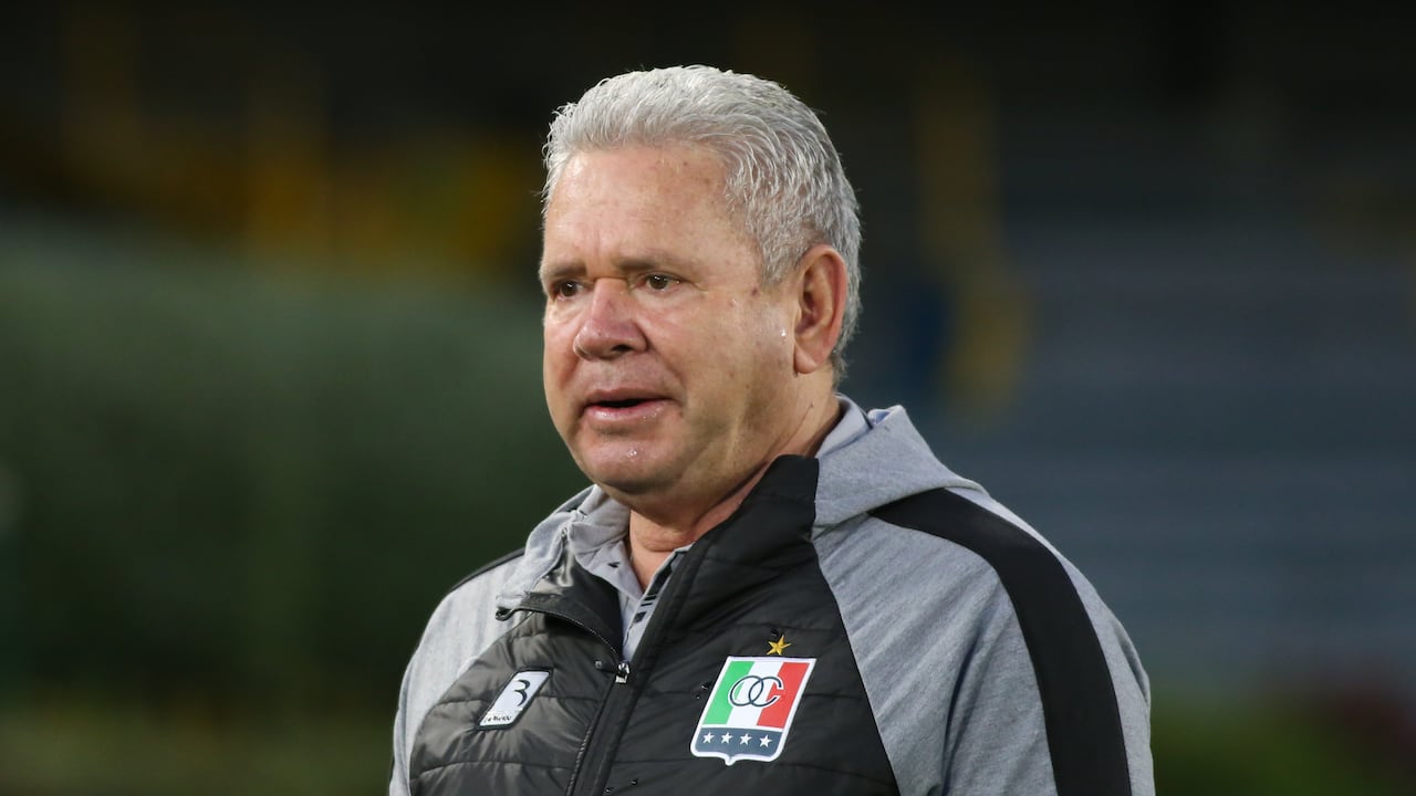 Hernan Dario Herrera, head coach of Once Caldas, stands during the match between Independiente Santa Fe and Once Caldas DAF on Matchday 5 of the semifinal quadrangulars, as part of the Liga BetPlay DIMAYOR I 2025, at the Nemesio Camacho El Campin Stadium in Bogota, Colombia. (Photo by Daniel Garzon Herazo/NurPhoto via Getty Images)