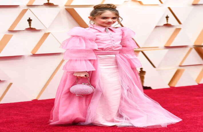La actriz infantil estadounidense Julia Butters, conocida por su papel como Trudi Fraser en Once Upon a Time in Hollywood, lució un vestido de dos piezas color rosa, firmado por Christian Siriano. Foto Richard Shotwell/ AP. 
