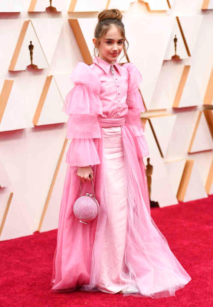 La actriz infantil estadounidense Julia Butters, conocida por su papel como Trudi Fraser en Once Upon a Time in Hollywood, lució un vestido de dos piezas color rosa, firmado por Christian Siriano. Foto Richard Shotwell/ AP. 