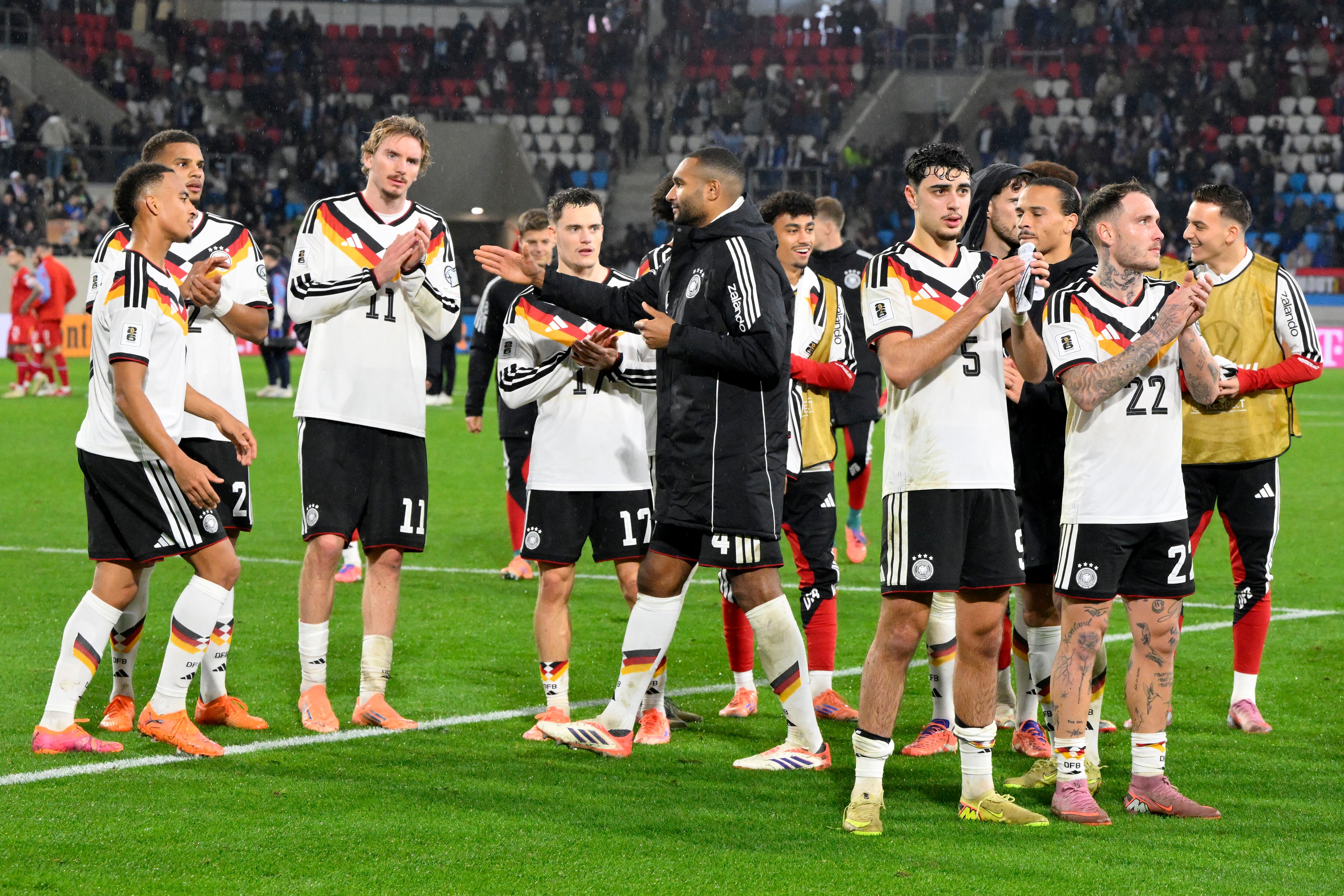 Los jugadores de Alemania celebran tras ganar el partido de clasificación para la Copa Mundial de 2026 del Grupo A de la zona europea contra Luxemburgo en el Estadio de Luxemburgo el 14 de noviembre de 2025. (Foto de JOHN THYS / AFP)
