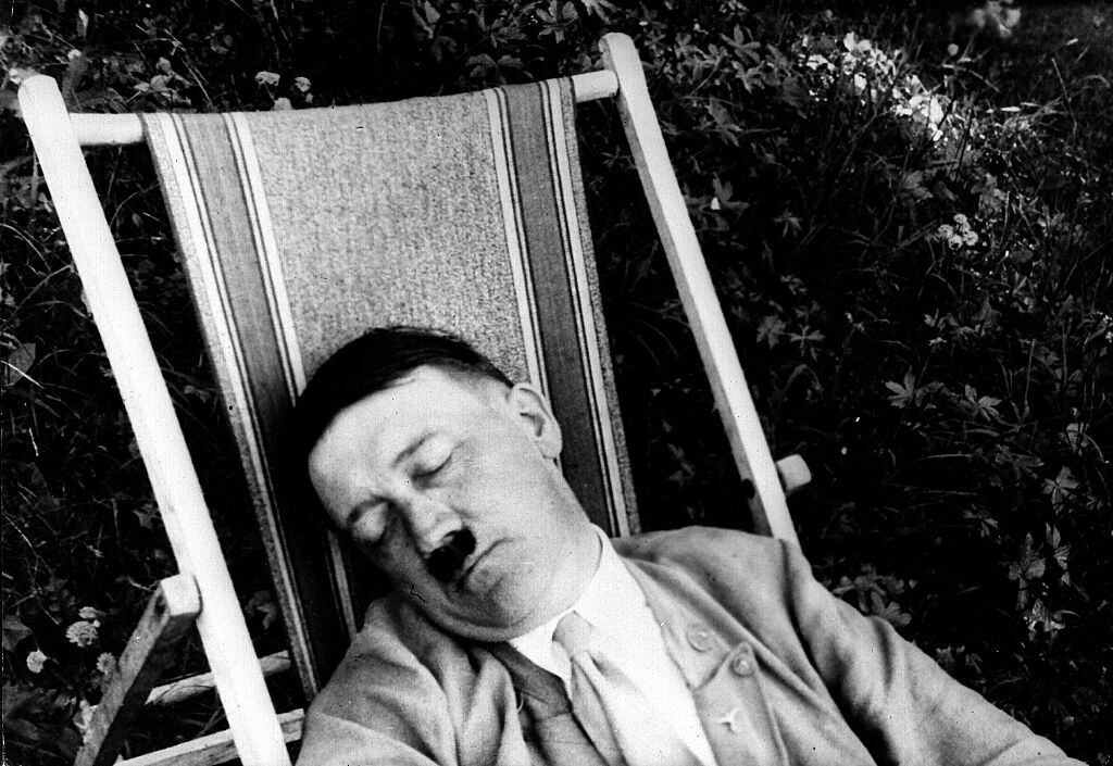Adolf Hitler tomando una siesta, en Baviera, alrededor de 1930 (Foto de ullstein bild vía Getty Images)