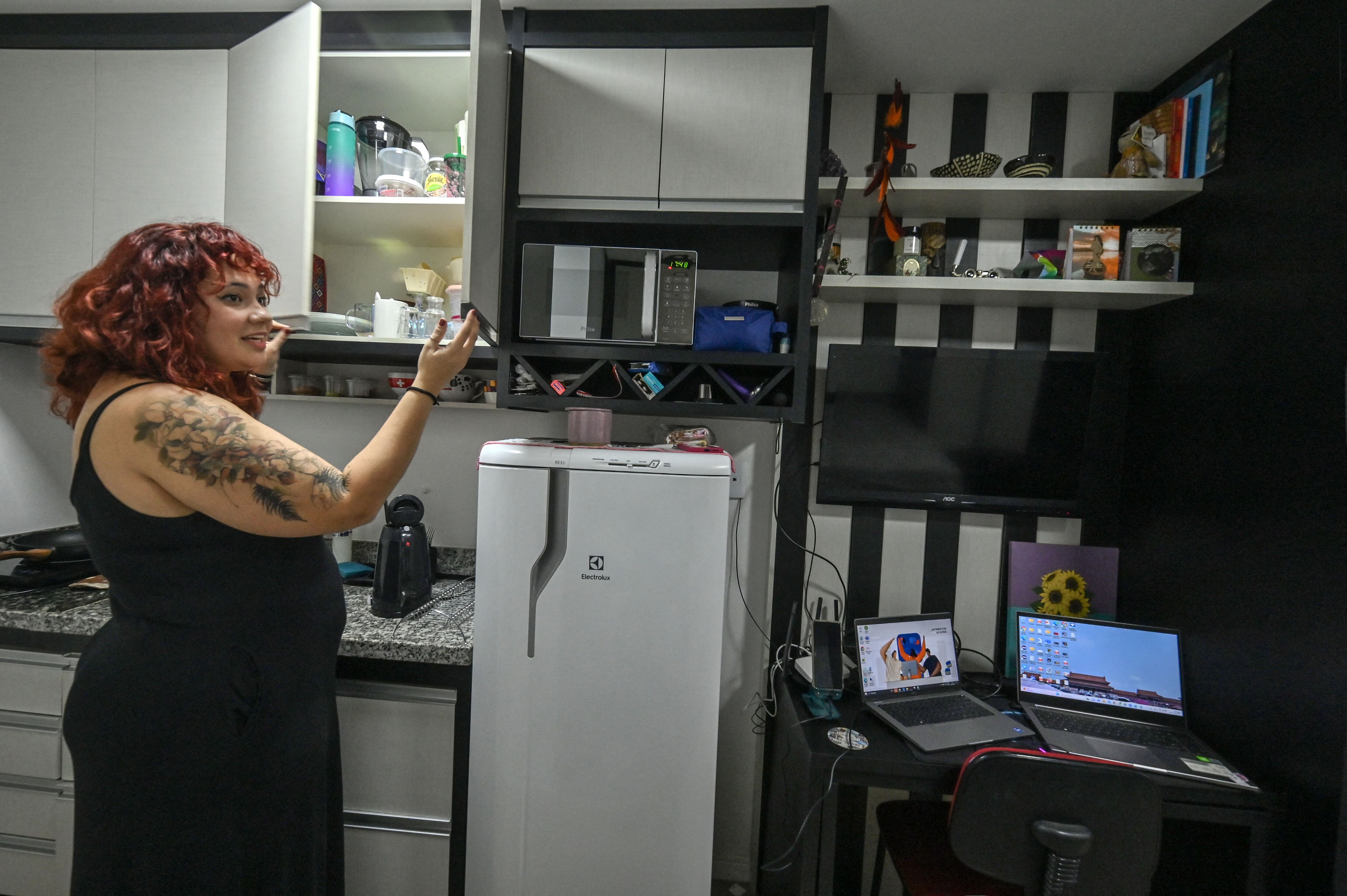 Ubicado en el barrio de Bela Vista, junto al corazón de la ciudad, este microapartamento refleja una tendencia creciente en los últimos años en la ciudad más poblada de América Latina y otras en Brasil, donde se han multiplicado las viviendas del tamaño de una habitación de hotel. (Foto de Nelson ALMEIDA / AFP)