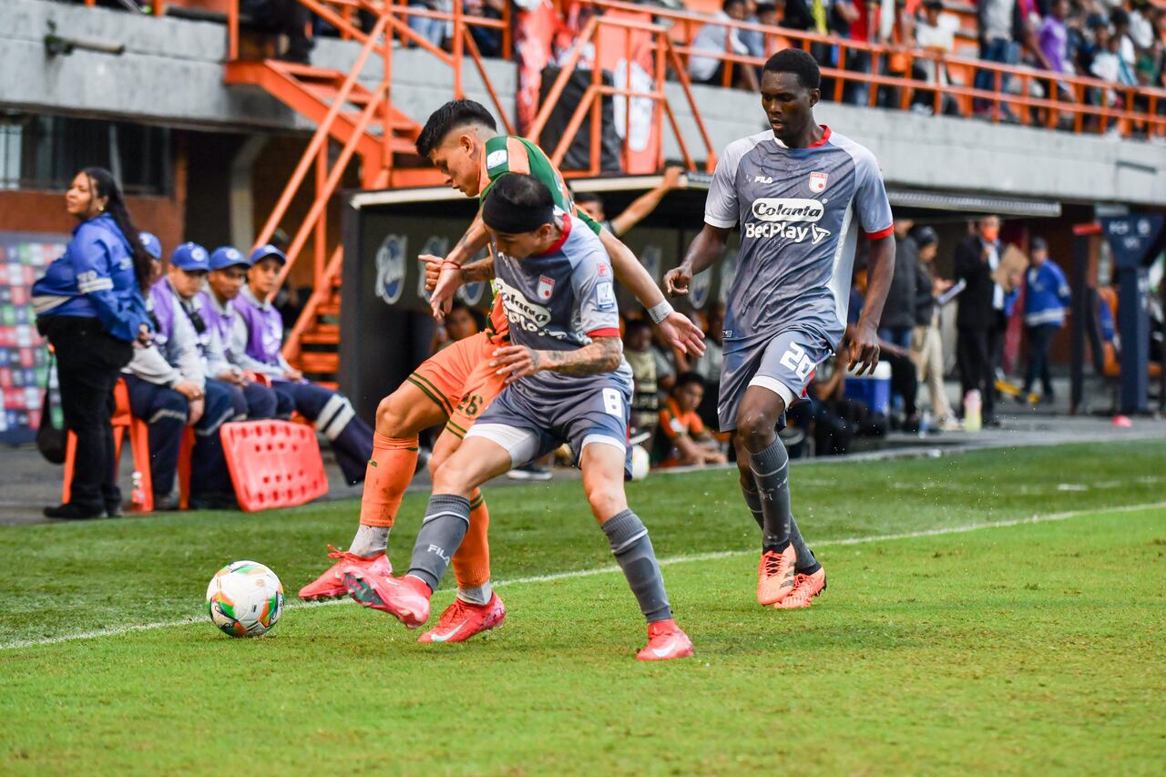 Santa Fe sacó oro en Envigado celebrando sus 84 años: goleada y respiro.