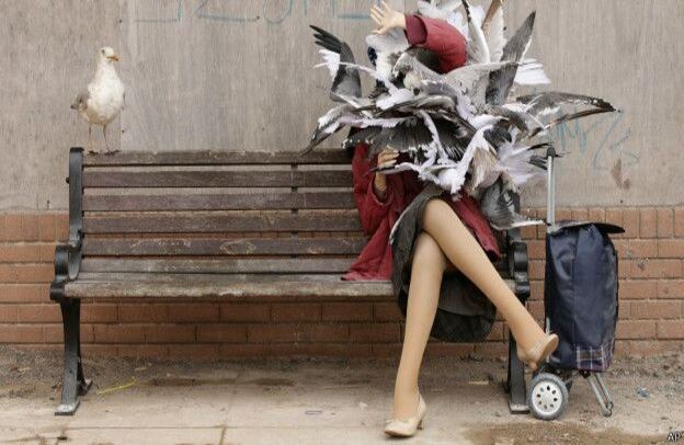 Otra de las obras de Banksy en su parque de "diversiones": Una mujer en un banco atacada por palomas. Algunos rumores sostienen que Banksy podría ser una mujer, otros dicen que no es sólo una persona, sino un colectivo de artistas. En cualquier caso, sólo son especulaciones.