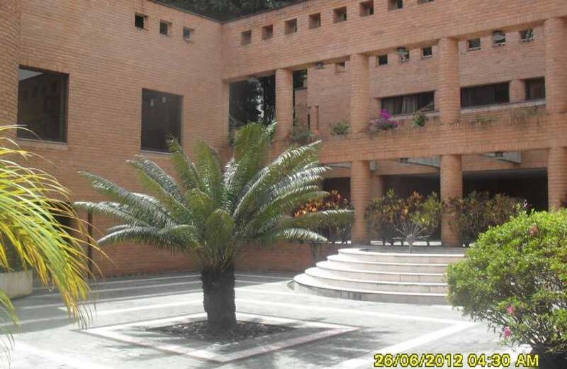 El lujoso inmueble consta de dos plantas y pisos en mármol para las áreas sociales. 