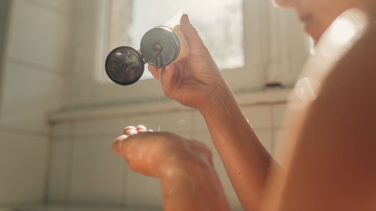 La FDA recomendó suspender el uso de los lotes de shampoo incluidos en el retiro voluntario.