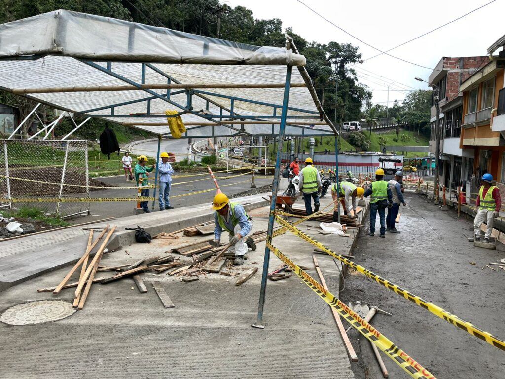 Las autoridades recomiendan tomar vías alternas