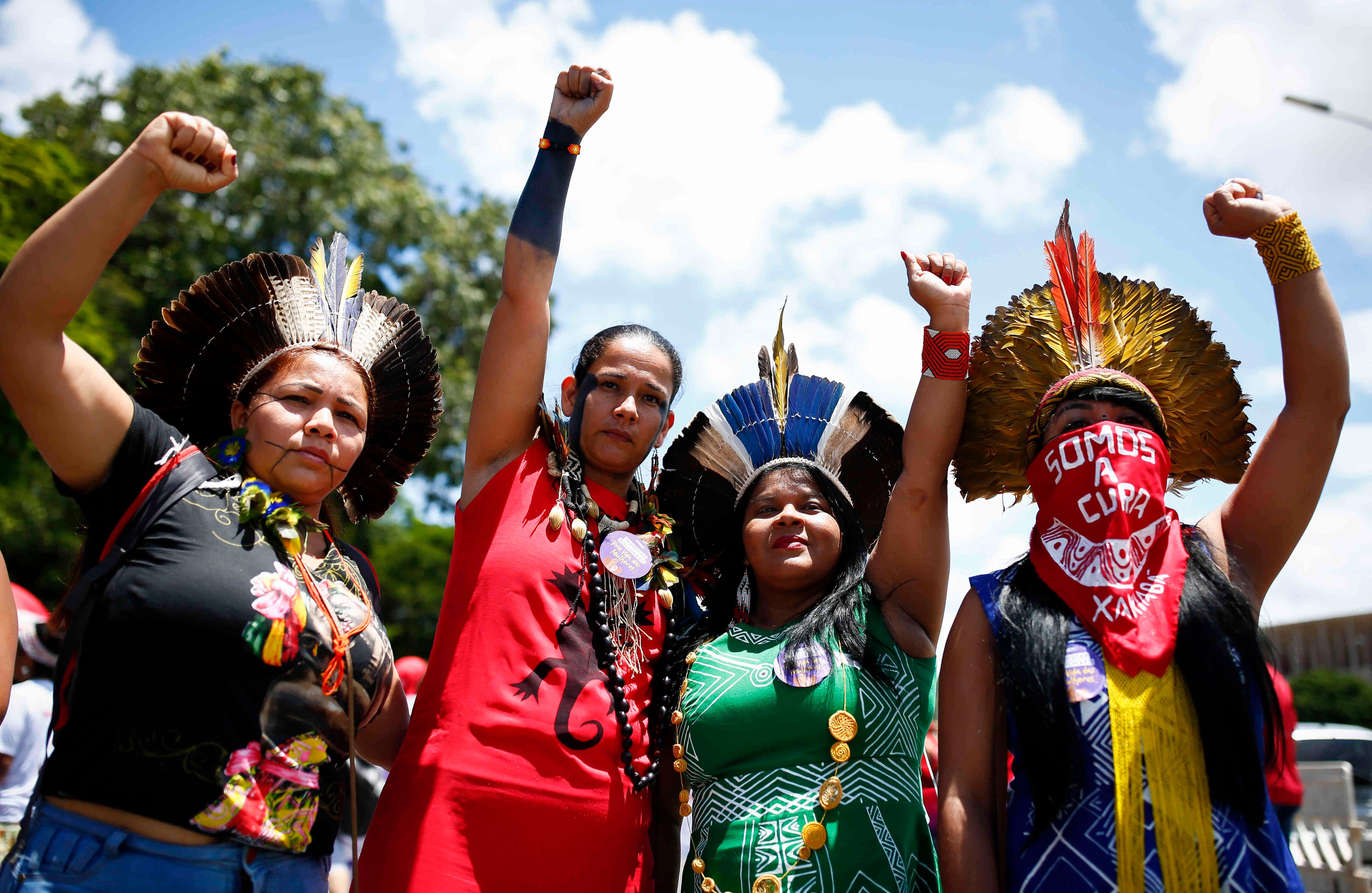 Mujeres indígenas reclaman igualdad de género durante una protesta en Brasilia, durante el Día Internacional de la Mujer, el 8 de marzo de 2020. (Foto: Sergio Lima / AFP)