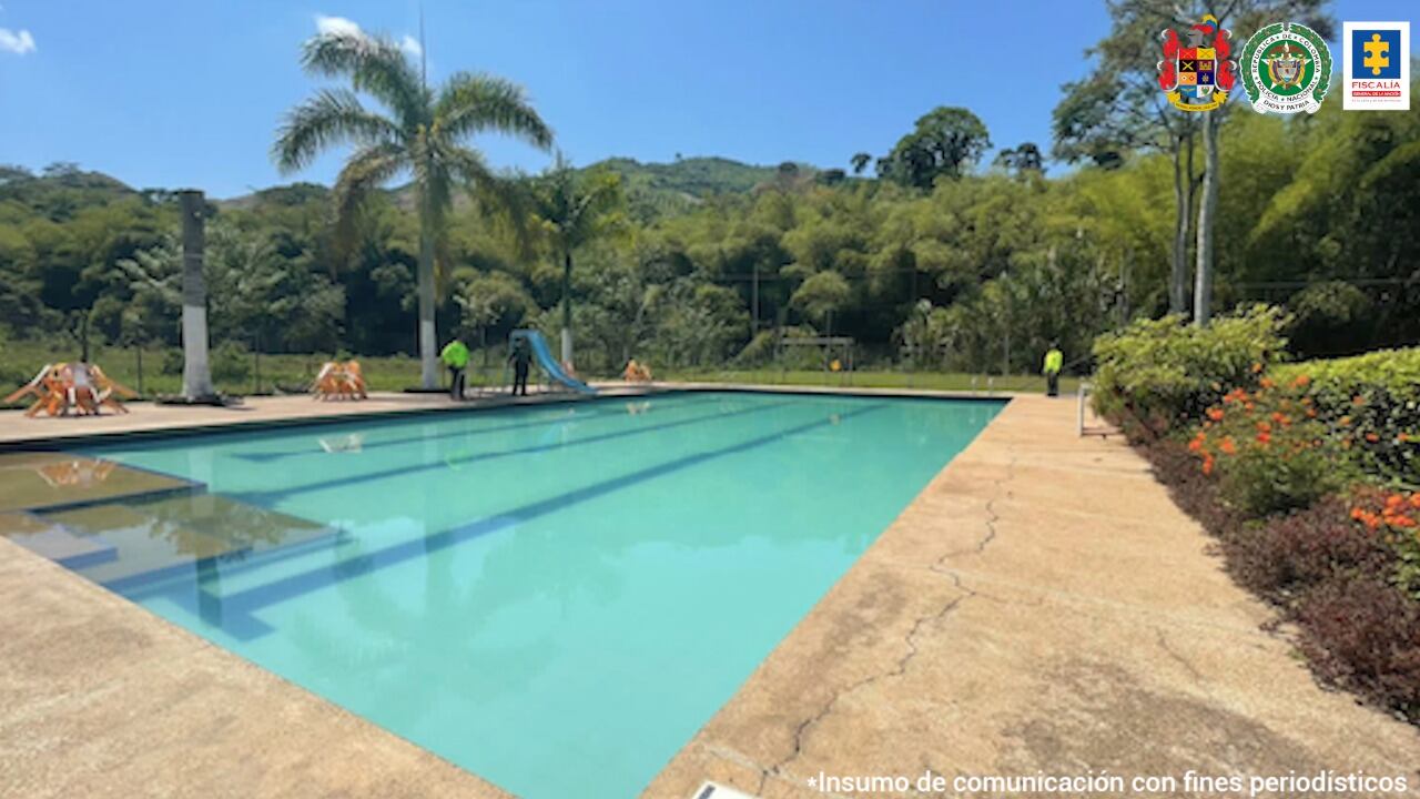 Géner García Molina, alias Jhon 40, se quedó sin nada. En total, fueron diez inmuebles rurales, tres urbanos y un establecimiento de comercio los que fueron ocupadas con fines de extinción de dominio por medio de un operativo coordinado entre la Fiscalía y la Dijín de la Policía Nacional. Además, le incautaron 2.153 reses.