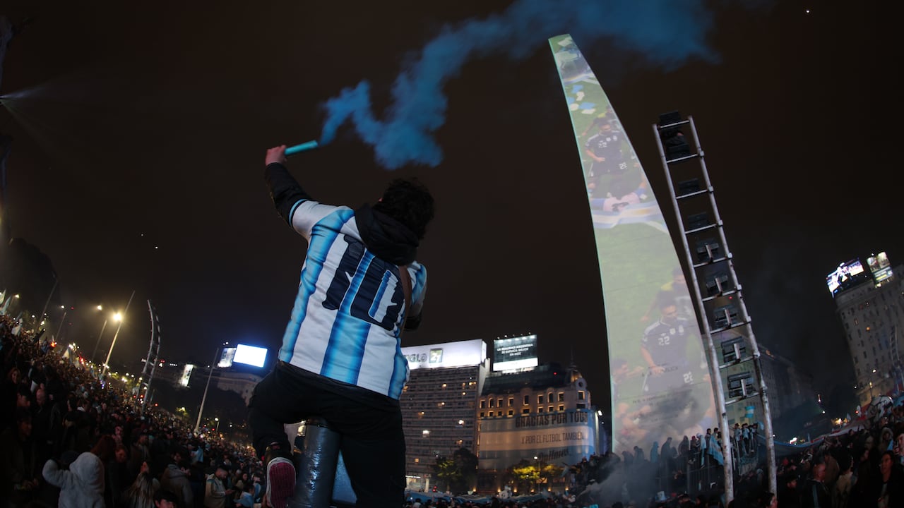 El Obelisco de Buenos Aires se llenó de hinchas que respaldaron a la selección argentina pese a la derrota frente a España.