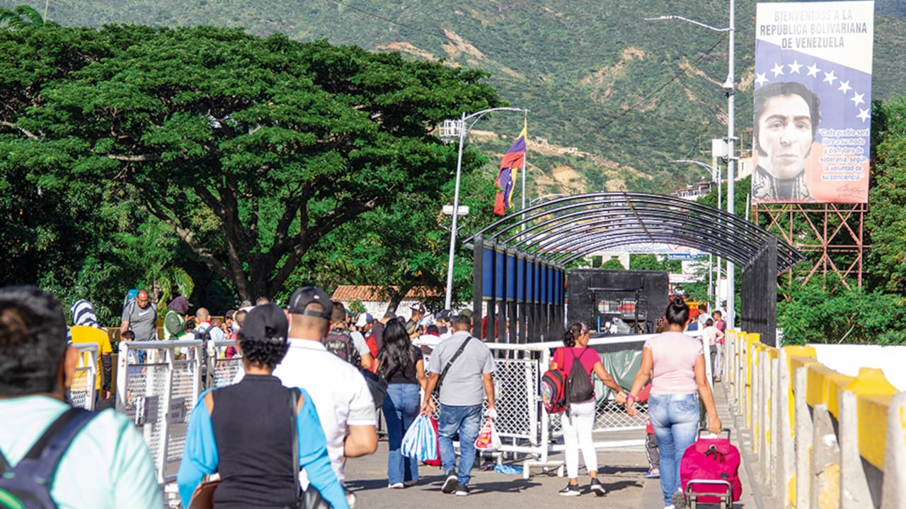 El Puente Internacional Simón Bolívar es la principal vía terrestre que comunica a Colombia con Venezuela. Se levanta sobre el río Táchira.